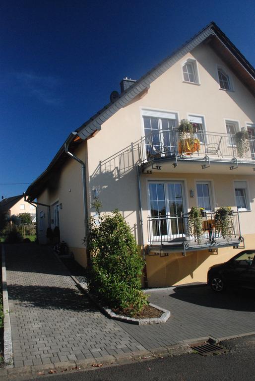 Wein- Und Gaestehaus Genetsch Lieser Exterior foto